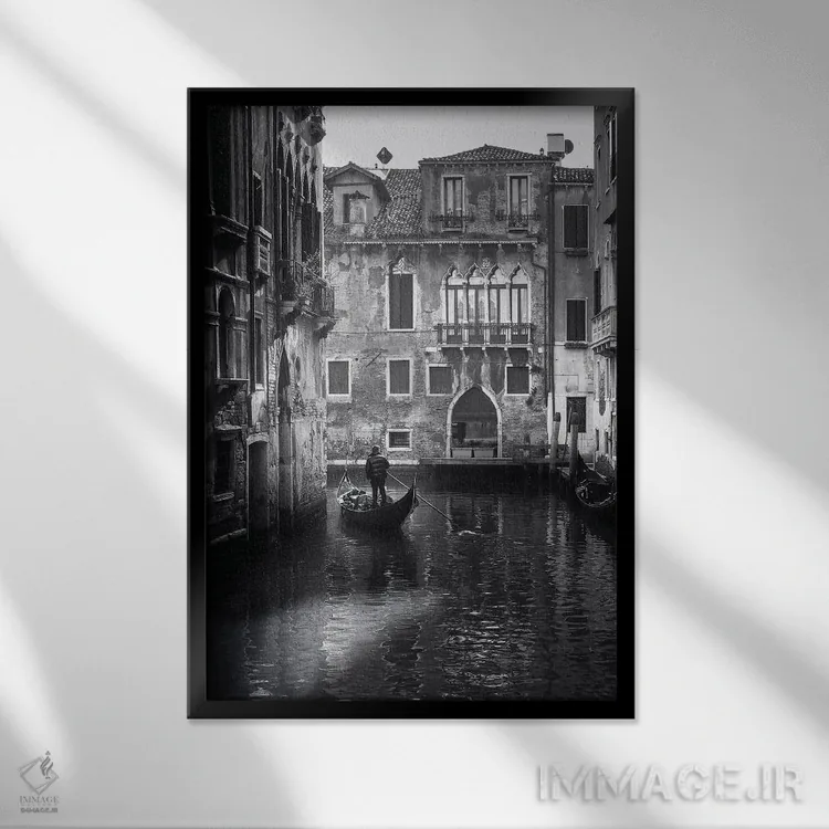 تابلو دکوراتیو کانال ونیز با گوندولا سیاه و سفید اثر کارن منداو - نمای قابدار مشکی