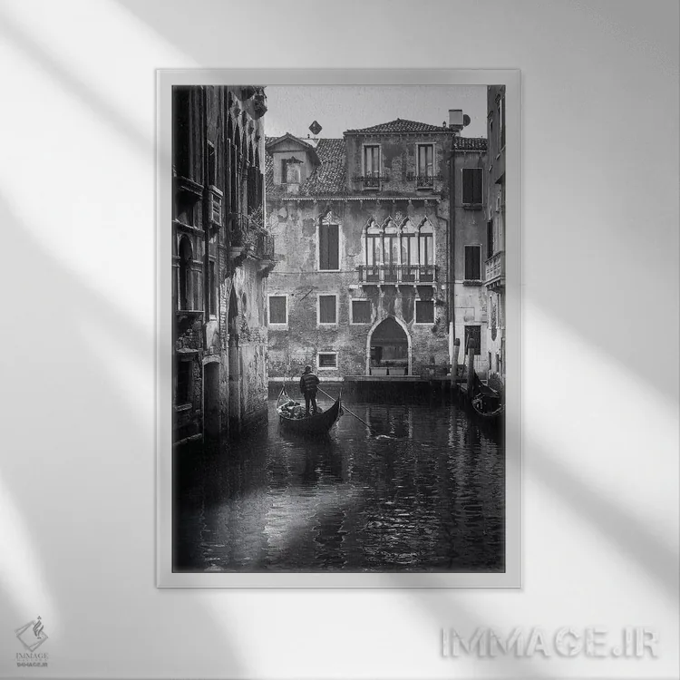 تابلو دکوراتیو کانال ونیز با گوندولا سیاه و سفید اثر کارن منداو - نمای قابدار سفید