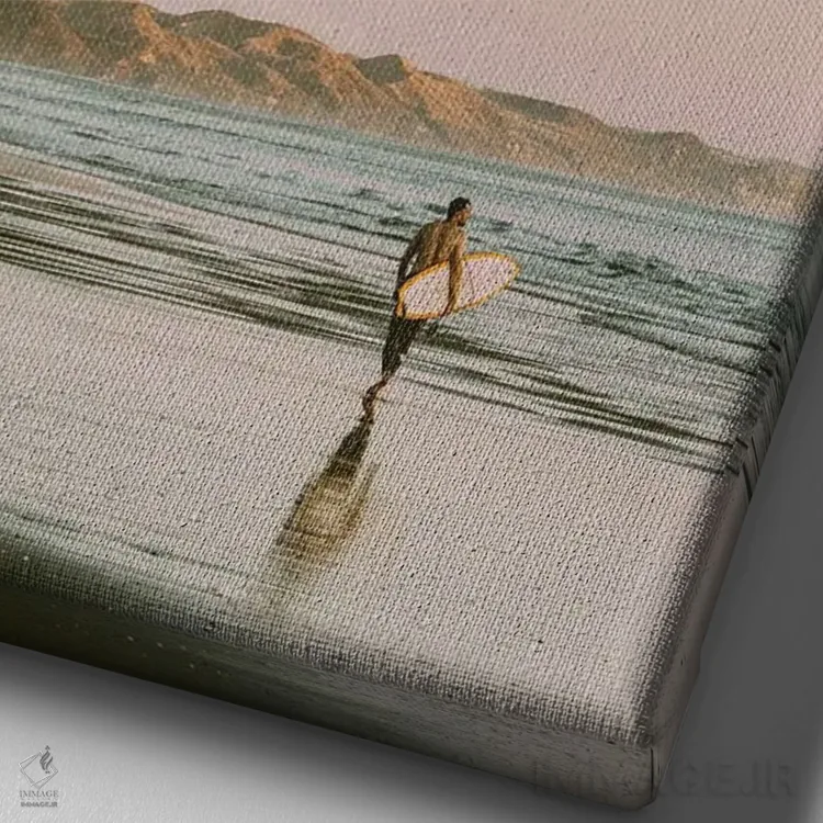 تابلو دکوراتیو موج سوار در حال قدم زدن در ساحل اثر کارن منداو - نمای نزدیک بافت بوم