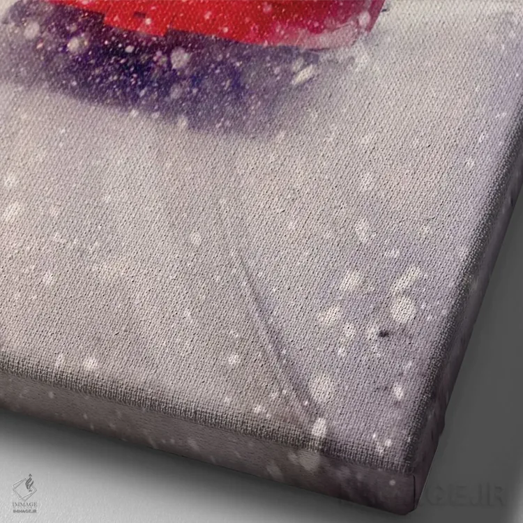 تابلو دکوراتیو تراموای قرمز در برف اثر کارن منداو - نمای نزدیک بافت بوم