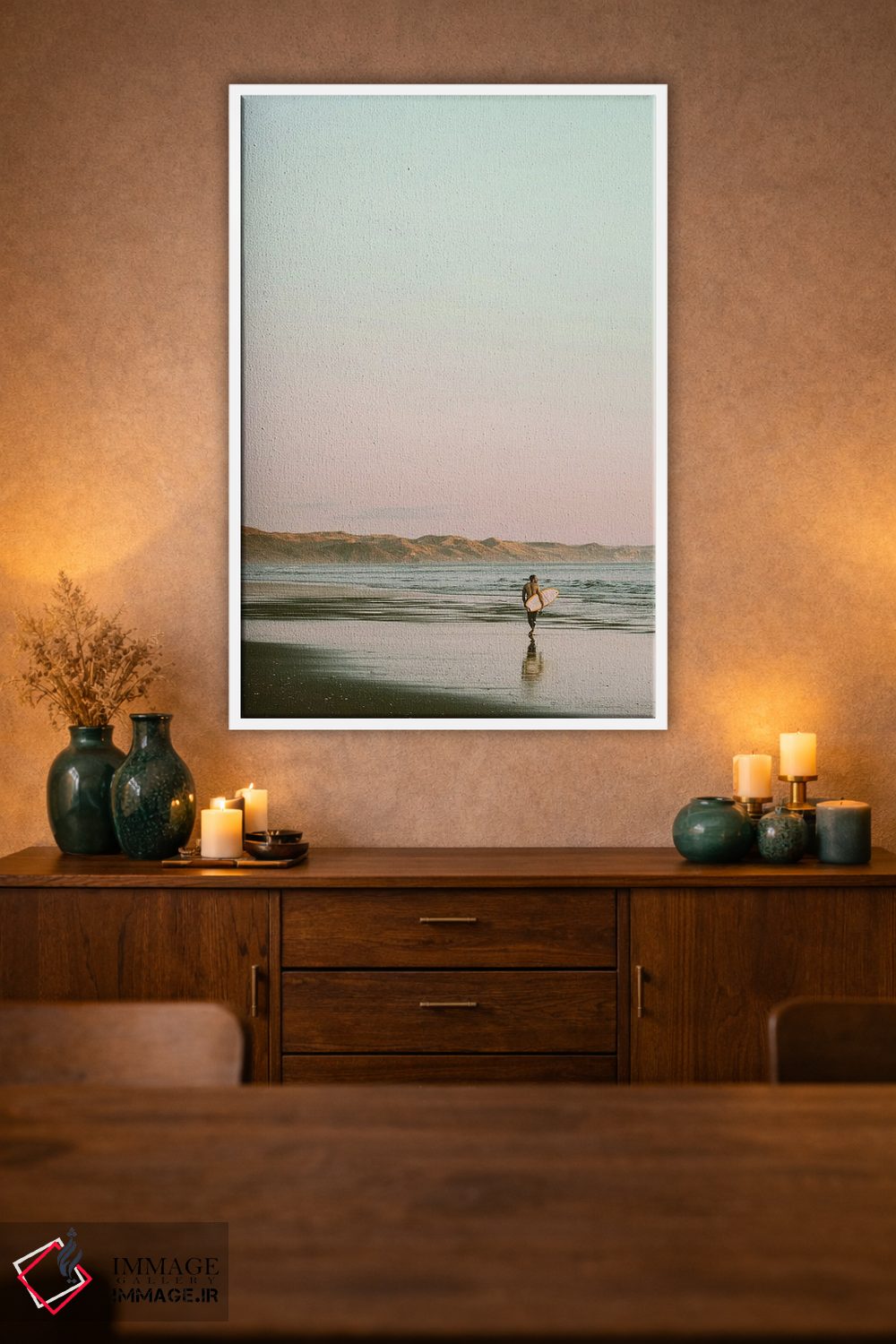 تابلو دکوراتیو موج سوار در حال قدم زدن در ساحل اثر کارن منداو - D1W