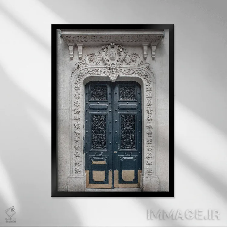 تابلو دکوراتیو درب آبی پاریسی اثر کارن منداو - نمای قابدار مشکی