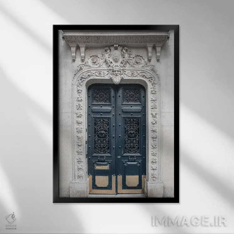 تابلو دکوراتیو درب آبی پاریسی اثر کارن منداو - نمای قابدار مشکی