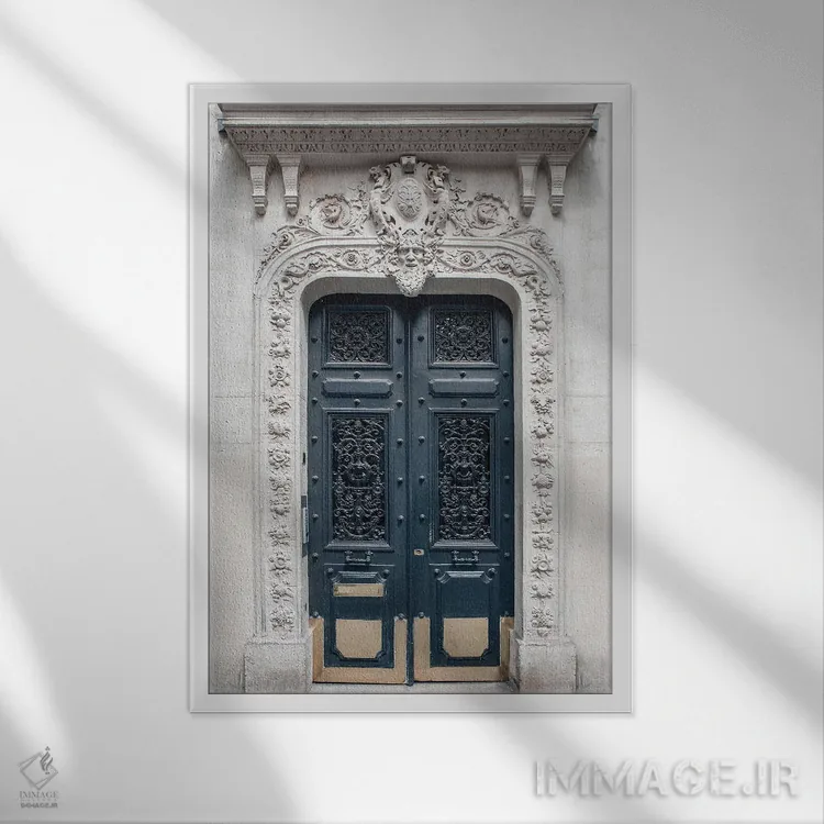 تابلو دکوراتیو درب آبی پاریسی اثر کارن منداو - نمای قابدار سفید