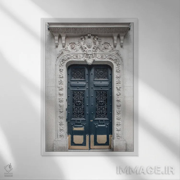 تابلو دکوراتیو درب آبی پاریسی اثر کارن منداو - نمای قابدار سفید