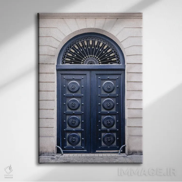 تابلو دکوراتیو درب آبی در پاریس اثر کارن منداو - نمای روبهرو روی دیوار