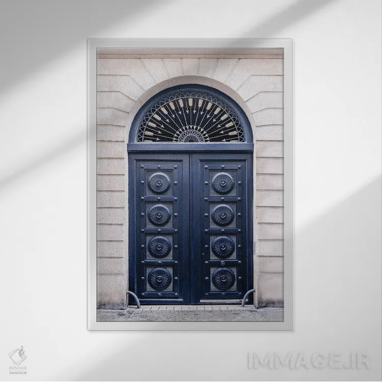 تابلو دکوراتیو درب آبی در پاریس اثر کارن منداو - نمای قابدار سفید