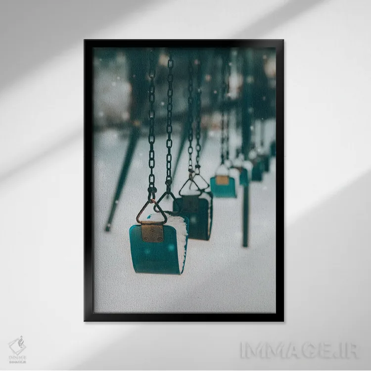 تابلو دکوراتیو تاب آبی در برف اثر کارن منداو - نمای قابدار مشکی