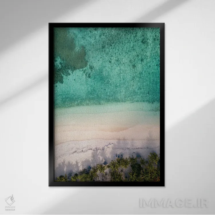 تابلو دکوراتیو ساحل هوایی با نخل ها اثر کارن منداو - نمای قابدار مشکی