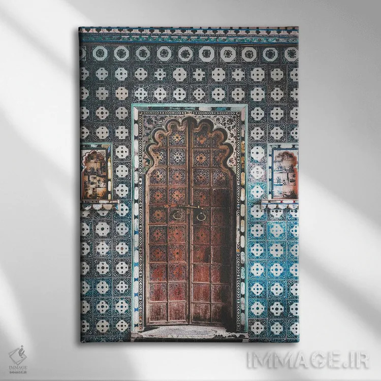 تابلو دکوراتیو درب هندی تزئین شده در پاندیچری اثر کارن منداو - نمای روبهرو روی دیوار