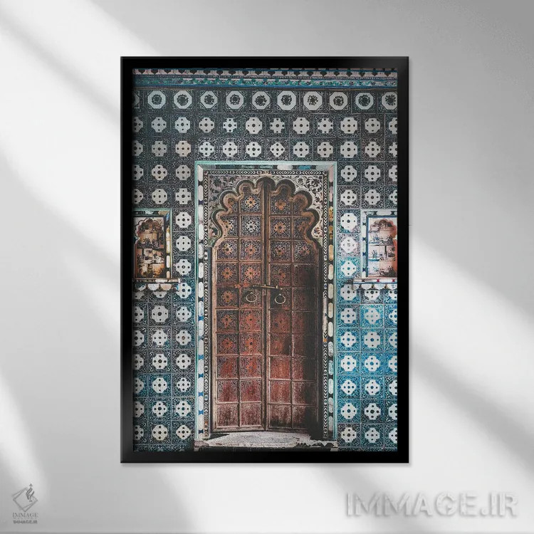 تابلو دکوراتیو درب هندی تزئین شده در پاندیچری اثر کارن منداو - نمای قابدار مشکی