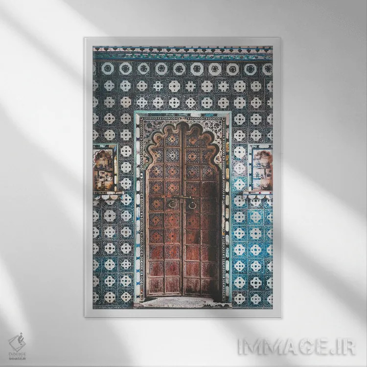 تابلو دکوراتیو درب هندی تزئین شده در پاندیچری اثر کارن منداو - نمای قابدار سفید