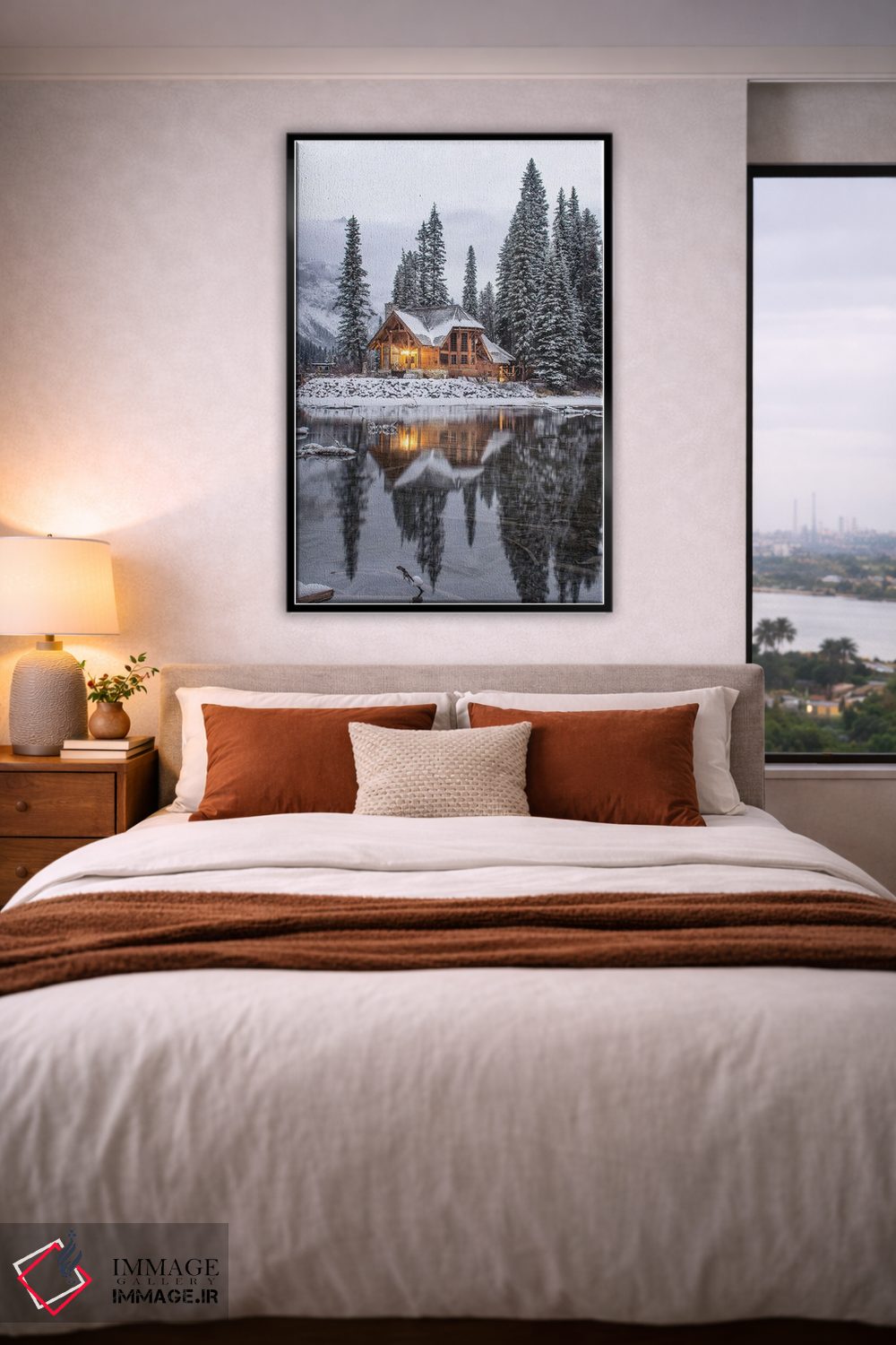 تابلو دکوراتیو کلبه کنار دریاچه زمرد در برف اثر کارن منداو - D4B