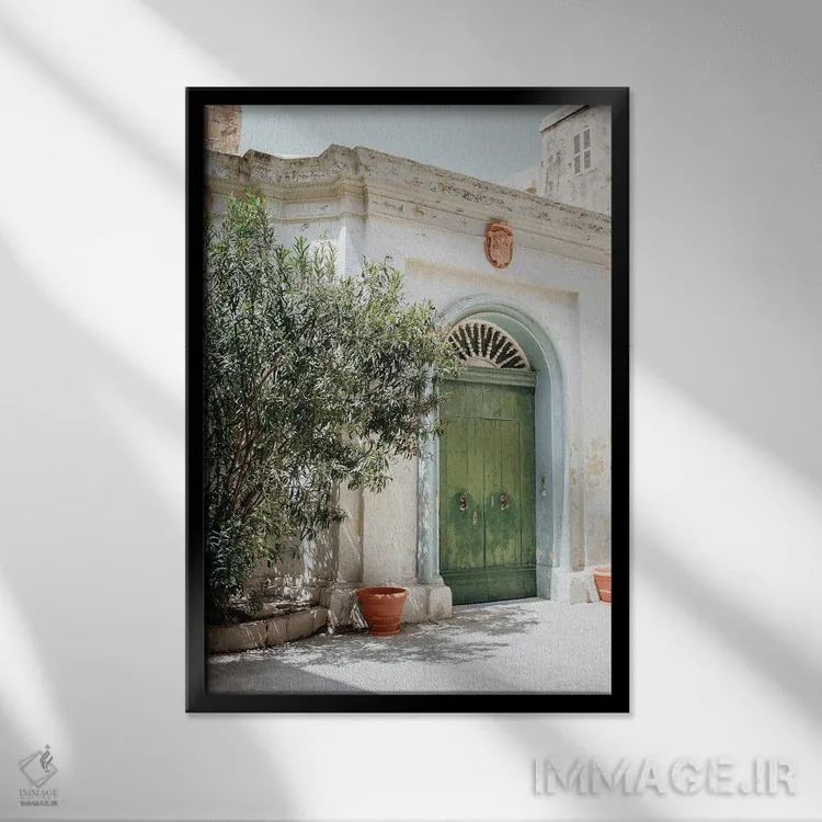 تابلو دکوراتیو درب سبز در ایتالیا اثر کارن منداو - نمای قابدار مشکی