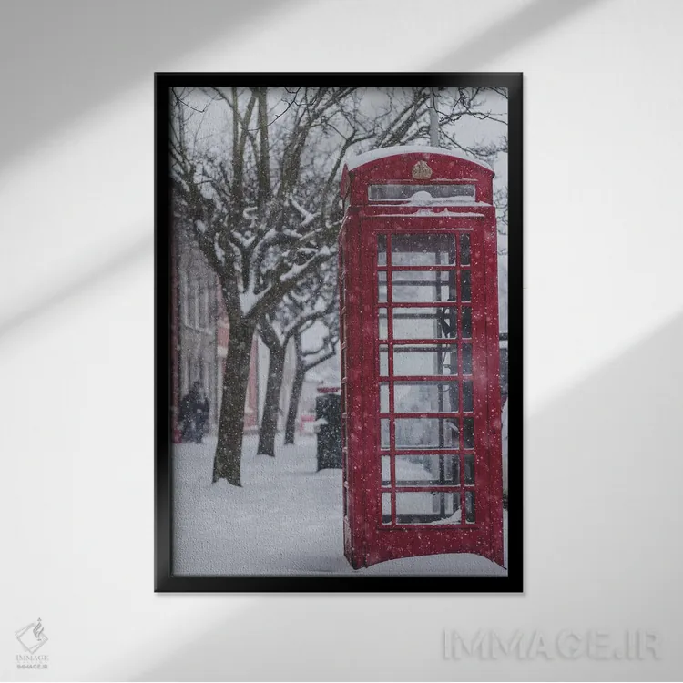 تابلو دکوراتیو غرفه تلفن لندن در برف اثر کارن منداو - نمای قابدار مشکی