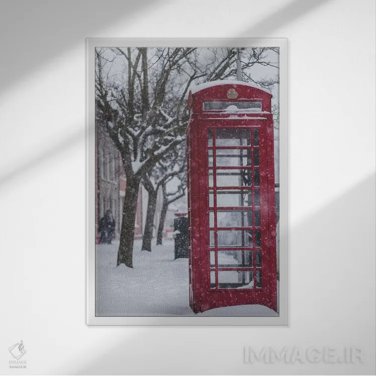 تابلو دکوراتیو غرفه تلفن لندن در برف اثر کارن منداو - نمای قابدار سفید