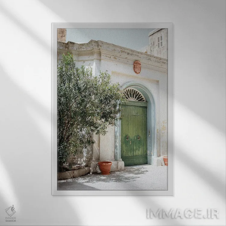 تابلو دکوراتیو درب سبز در ایتالیا اثر کارن منداو - نمای قابدار سفید