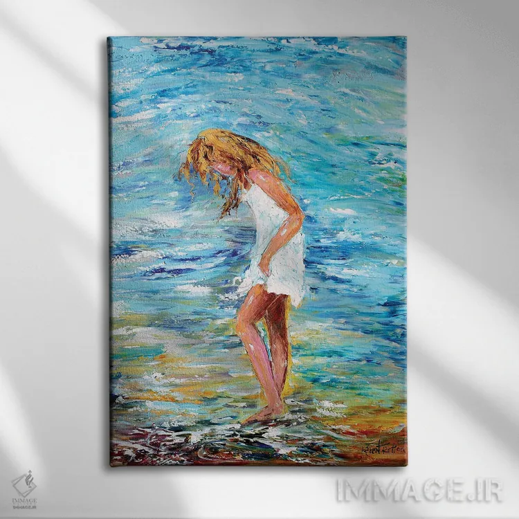 تابلو دکوراتیو دختر در ساحل اثر کارن تارلتون - نمای روبهرو روی دیوار