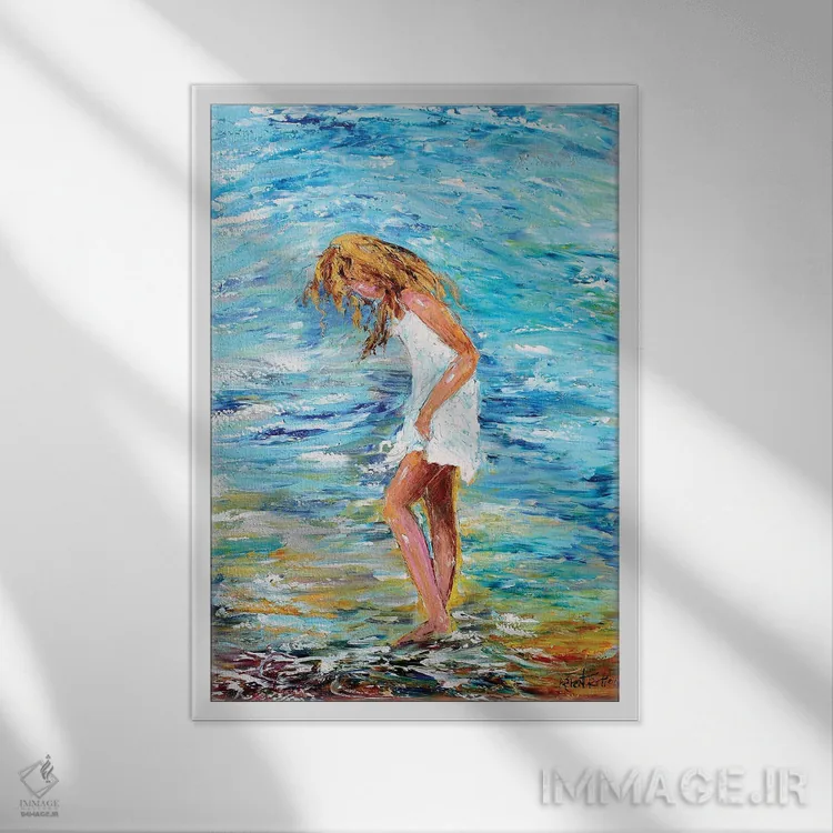 تابلو دکوراتیو دختر در ساحل اثر کارن تارلتون - نمای قابدار سفید