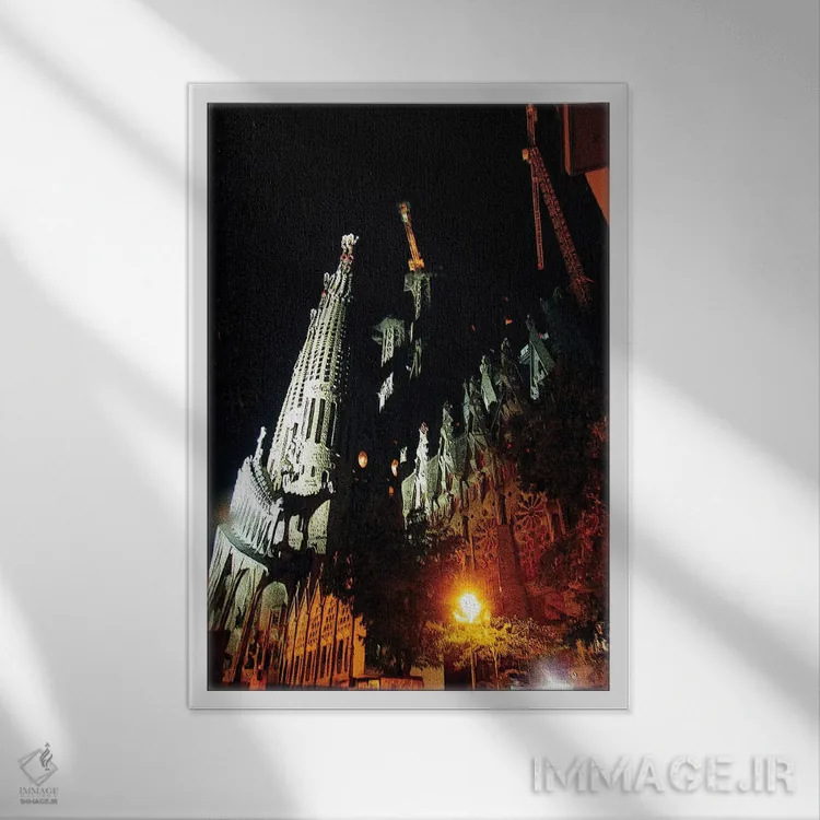 تابلو دکوراتیو بارسلون در شب اثر کاترینا بورتسووا - نمای قابدار سفید