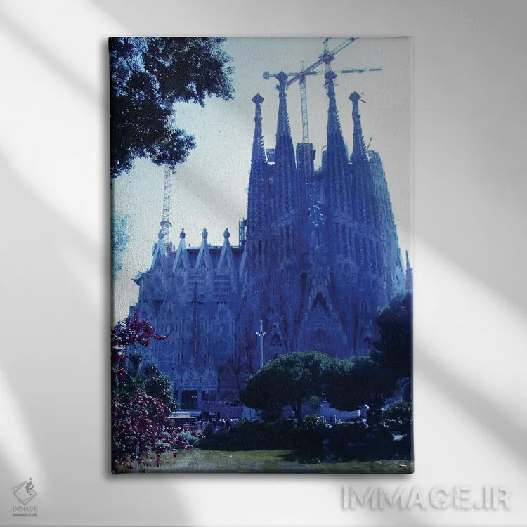تابلو دکوراتیو ساگرادا بارسلونا اثر کاترینا بورتسووا - نمای روبهرو روی دیوار