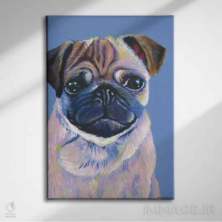 تابلو دکوراتیو پاگ روی زمینه آبی اثر کیرستین وود - نمای روبهرو روی دیوار