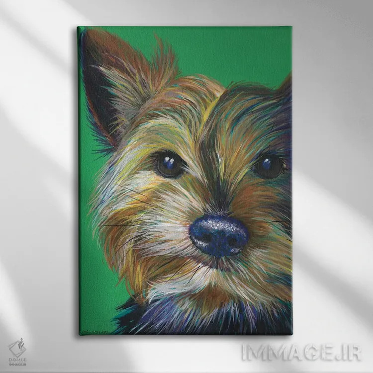 تابلو دکوراتیو یورکشایر تریر روی زمینه زمردی اثر کیرستین وود - نمای روبهرو روی دیوار