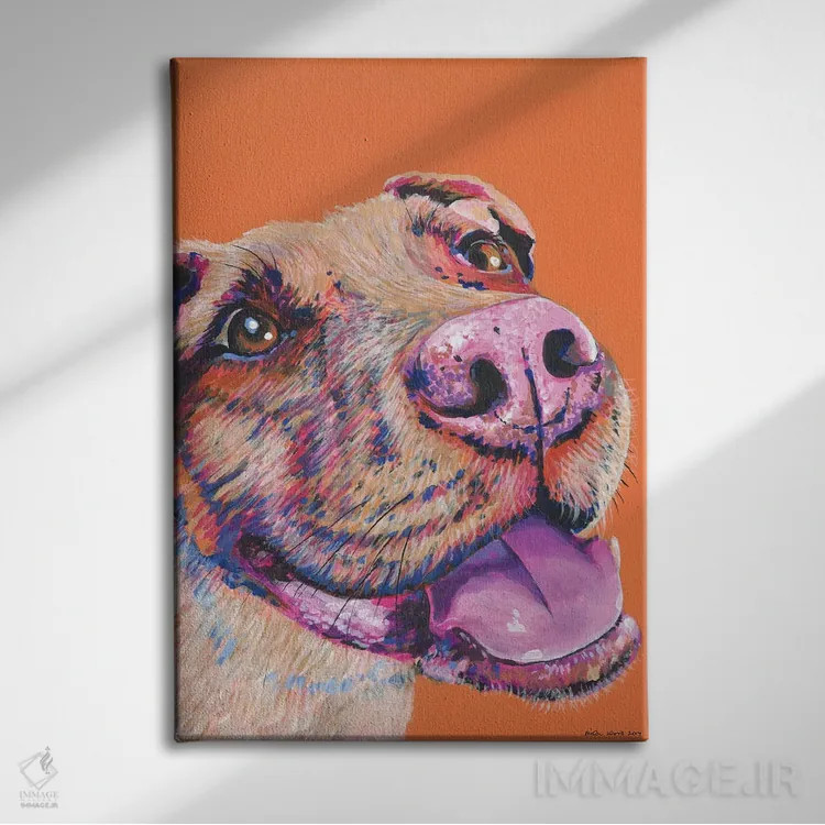 تابلو دکوراتیو پیت بول روی زمینه نارنجی اثر کیرستین وود - نمای روبهرو روی دیوار