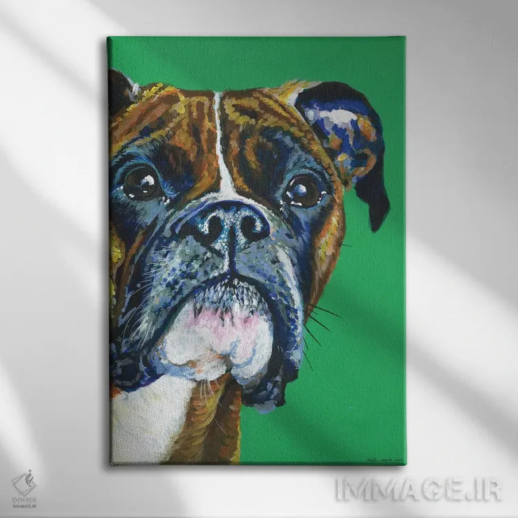 تابلو دکوراتیو باکسر روی زمینه زمردی اثر کیرستین وود - نمای روبهرو روی دیوار