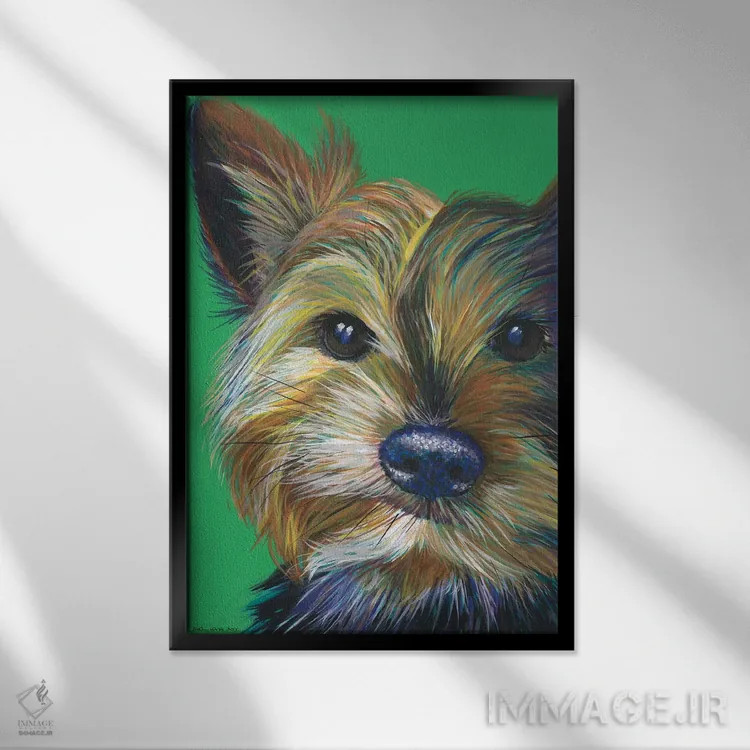 تابلو دکوراتیو یورکشایر تریر روی زمینه زمردی اثر کیرستین وود - نمای قابدار مشکی