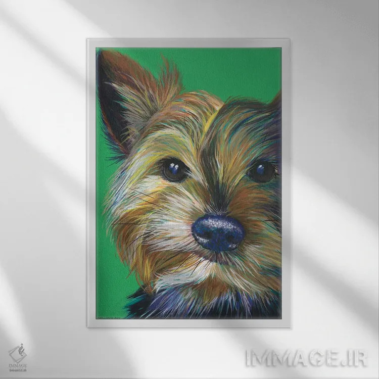 تابلو دکوراتیو یورکشایر تریر روی زمینه زمردی اثر کیرستین وود - نمای قابدار سفید