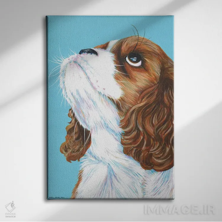 تابلو دکوراتیو کاولیر کینگ چارلز روی زمینه آبی آبی اثر کیرستین وود - نمای روبهرو روی دیوار
