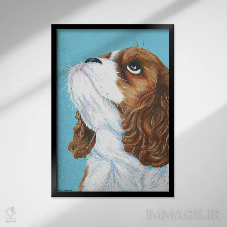 تابلو دکوراتیو کاولیر کینگ چارلز روی زمینه آبی آبی اثر کیرستین وود - نمای قابدار مشکی