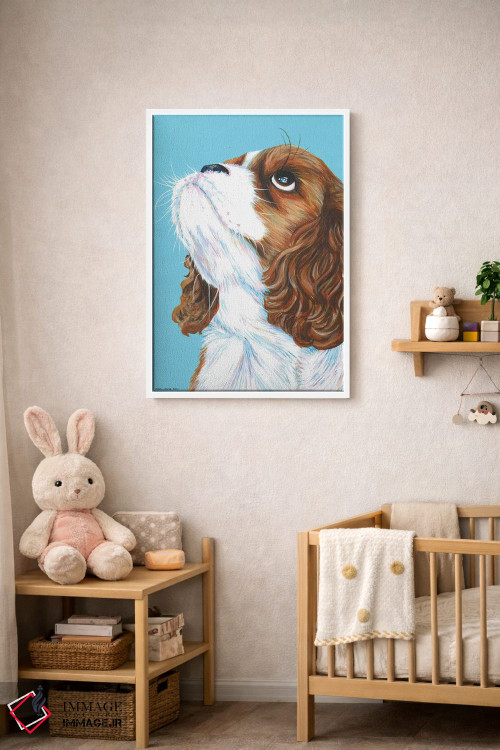 تابلو دکوراتیو کاولیر کینگ چارلز روی زمینه آبی آبی اثر کیرستین وود - D3W