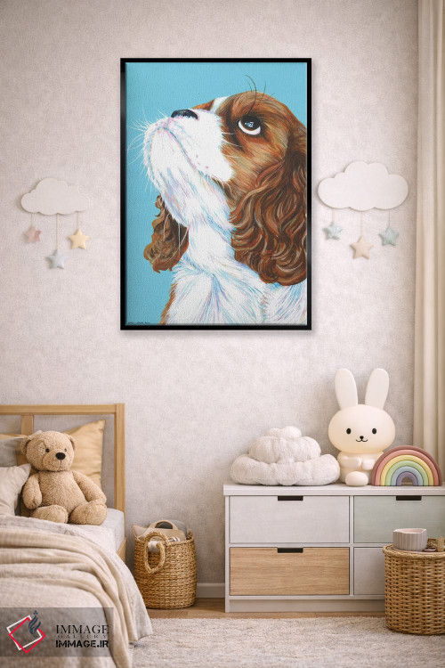 تابلو دکوراتیو کاولیر کینگ چارلز روی زمینه آبی آبی اثر کیرستین وود - D5B