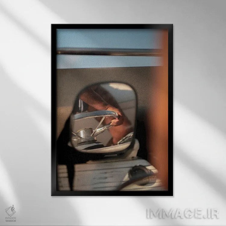 تابلو دکوراتیو سفر آینه ای اثر کنزو ایجیری - نمای قابدار مشکی