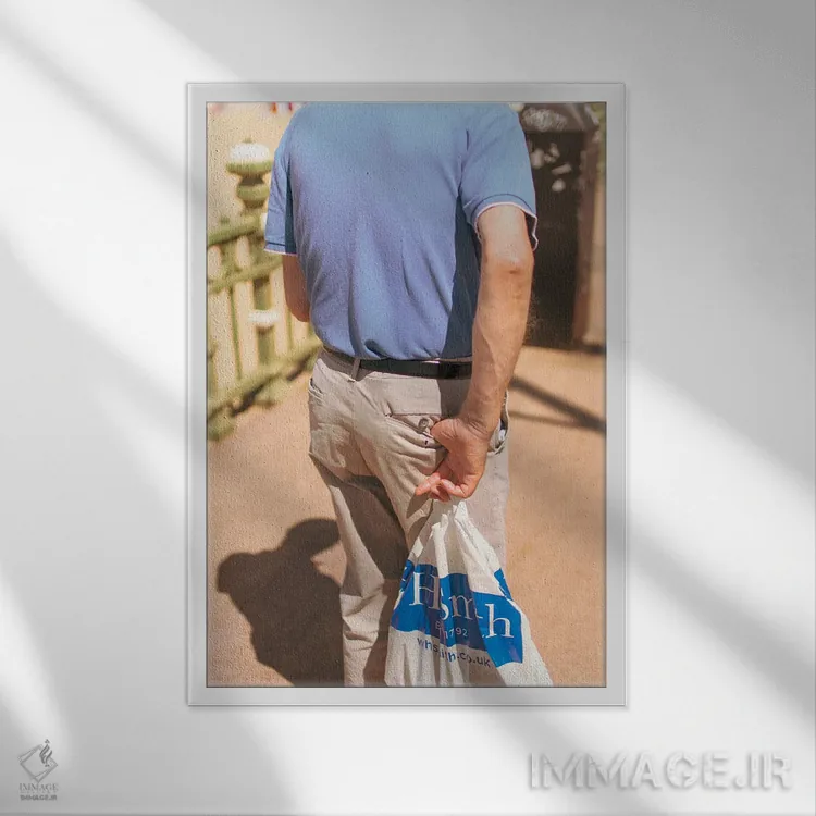 تابلو دکوراتیو جیب پشتی مارگیت اثر کنزو ایجیری - نمای قابدار سفید