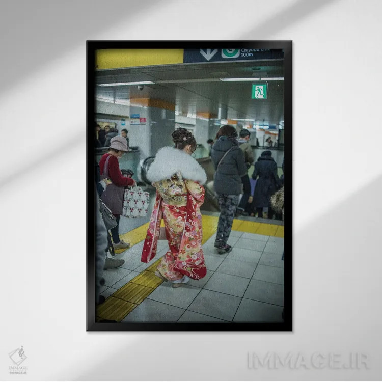 تابلو دکوراتیو گیشای مدرن ۲ اثر کنزو ایجیری - نمای قابدار مشکی