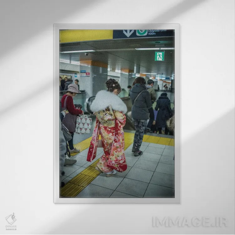 تابلو دکوراتیو گیشای مدرن ۲ اثر کنزو ایجیری - نمای قابدار سفید