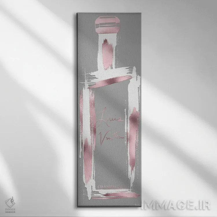 تابلو دکوراتیو بطری شامپاین لوییس رزگلد و سفید بر زمینه خاکستری و کهنه اثر پوماکای بارون - نمای روبهرو روی دیوار