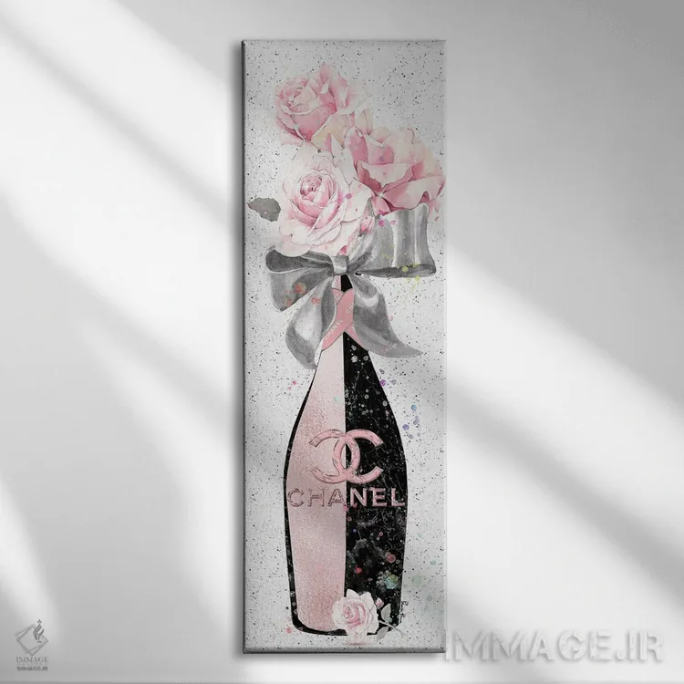تابلو دکوراتیو بطری شامپاین CC رزگلد و مشکی با گل های رز صورتی ملایم اثر پوماکای بارون - نمای روبهرو روی دیوار