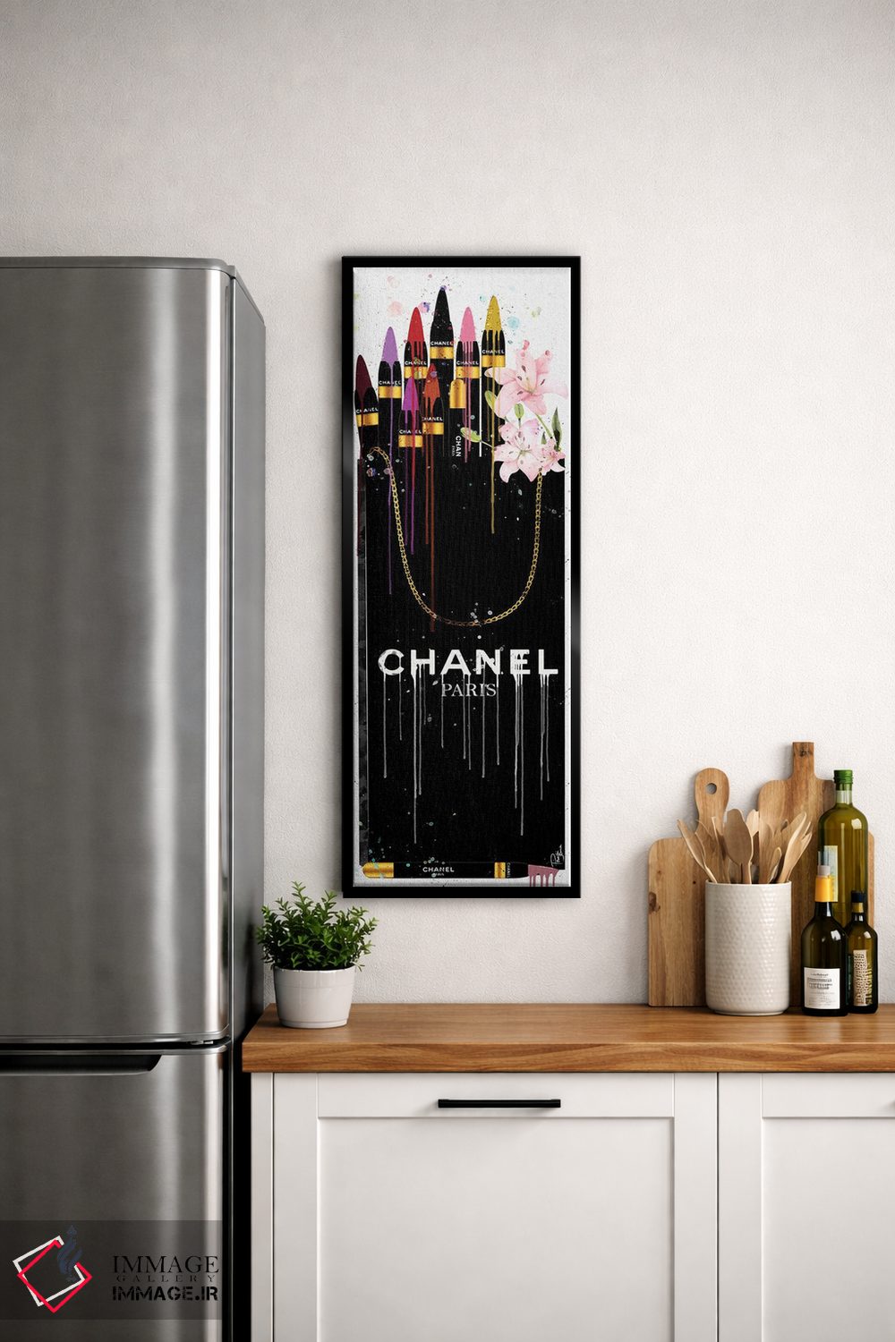 تابلو دکوراتیو ساک خرید بلند سیاه و سفید با مدادلب رنگی و سوسن ها اثر پوماکای بارون - D5B