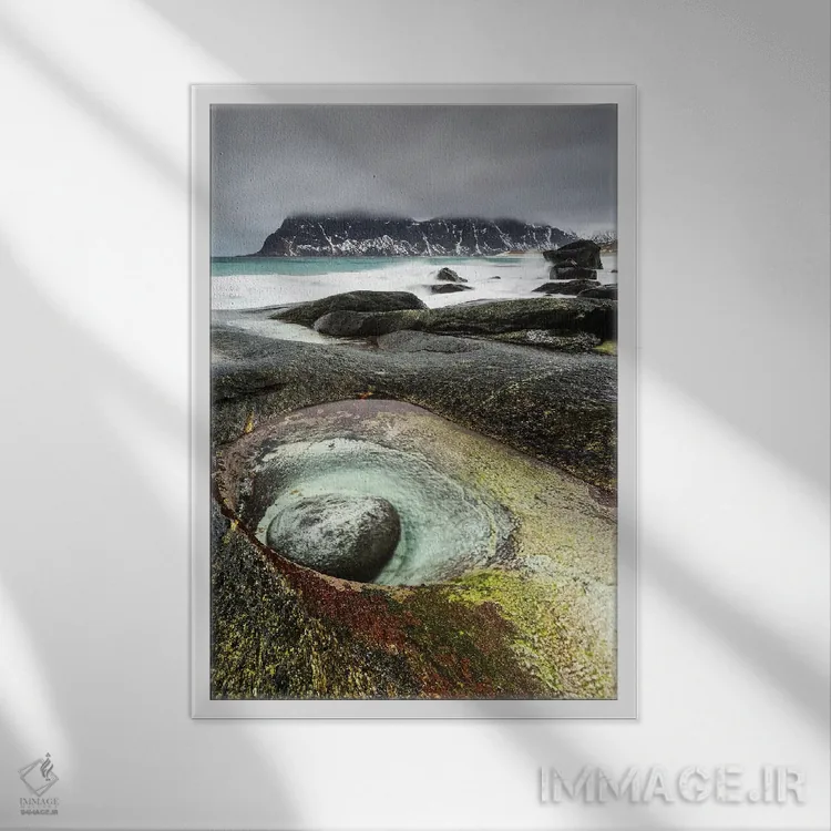 تابلو دکوراتیو نروژ، لوفوتن، ساحل اوتاکلیو اثر میکولاج گوسپودرک - نمای قابدار سفید