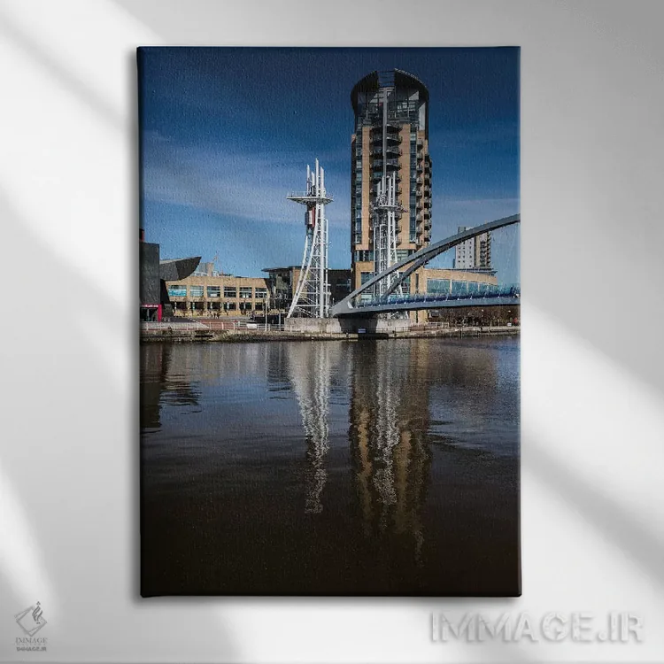 تابلو دکوراتیو مدیا سیتی، منچستر، بریتانیای کبیر اثر میکولاج گوسپودرک - نمای روبهرو روی دیوار