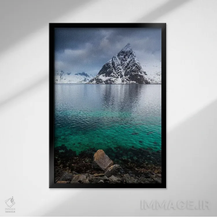 تابلو دکوراتیو نروژ، لوفوتن، رینه I اثر میکولاج گوسپودرک - نمای قابدار مشکی