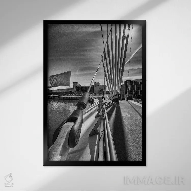 تابلو دکوراتیو انگلستان، منچستر، مدیاسیتی یوکی اثر میکولاج گوسپودرک - نمای قابدار مشکی