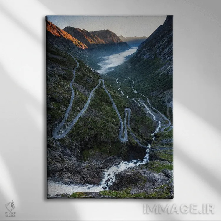 تابلو دکوراتیو جاده کوهستانی مارپیچ ترولستیگن، نروژ اثر میکولاج گوسپودرک - نمای روبهرو روی دیوار