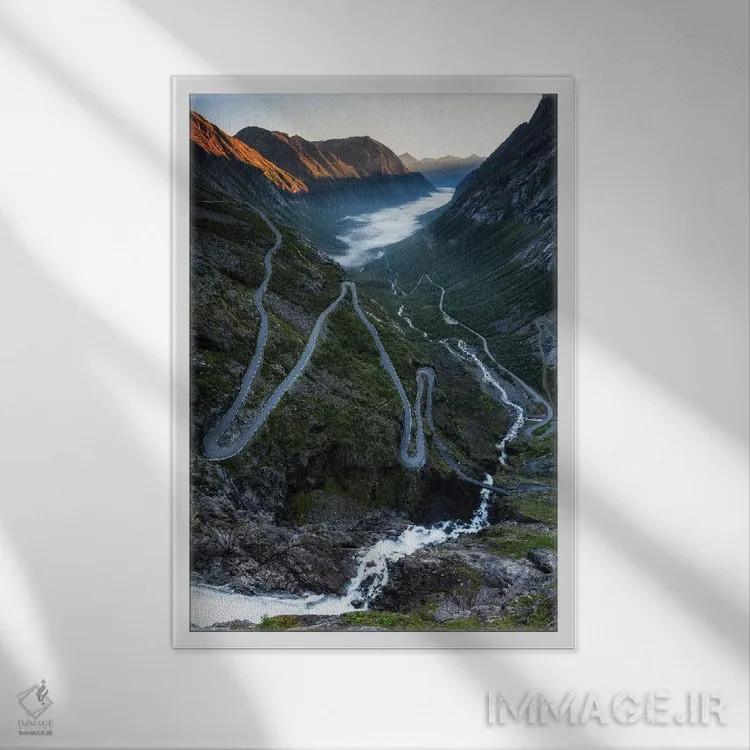 تابلو دکوراتیو جاده کوهستانی مارپیچ ترولستیگن، نروژ اثر میکولاج گوسپودرک - نمای قابدار سفید