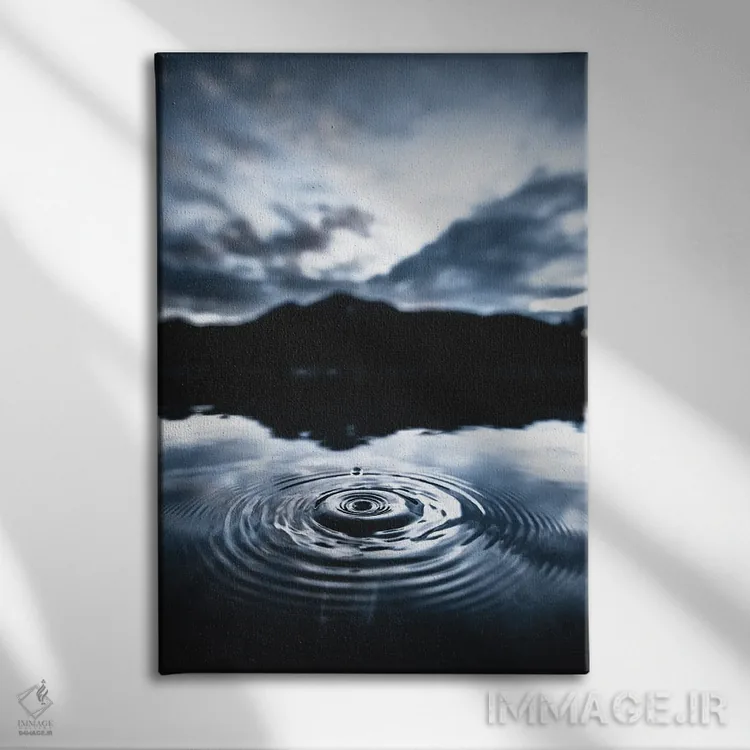 تابلو دکوراتیو قطره آبی اثر لوکاس مور - نمای روبهرو روی دیوار