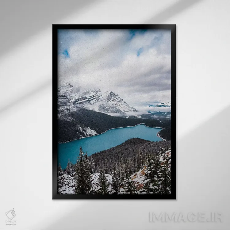 تابلو دکوراتیو دریاچه پیتو زمستانی اثر لوکاس مور - نمای قابدار مشکی